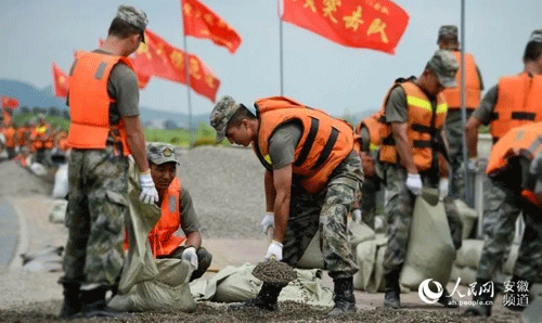 人民子弟兵在抗洪救災(zāi)