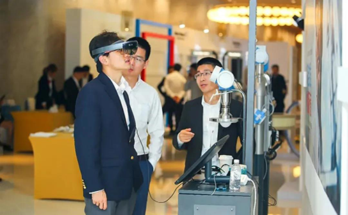 E+H用HoloLens對(duì)雷達(dá)物位計(jì)進(jìn)行指導(dǎo)和調(diào)試
